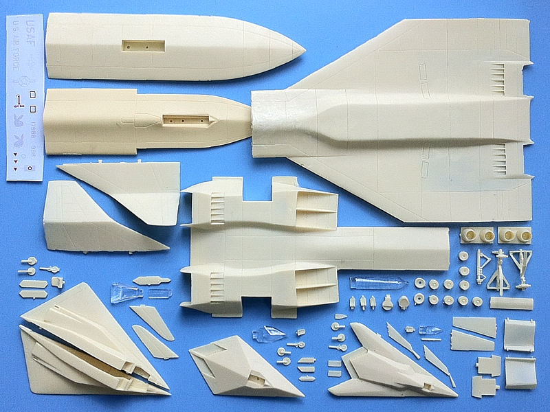 The SR-95 Penetrator kit contents bonus kits of 1/144 Stealth aircrafts. 